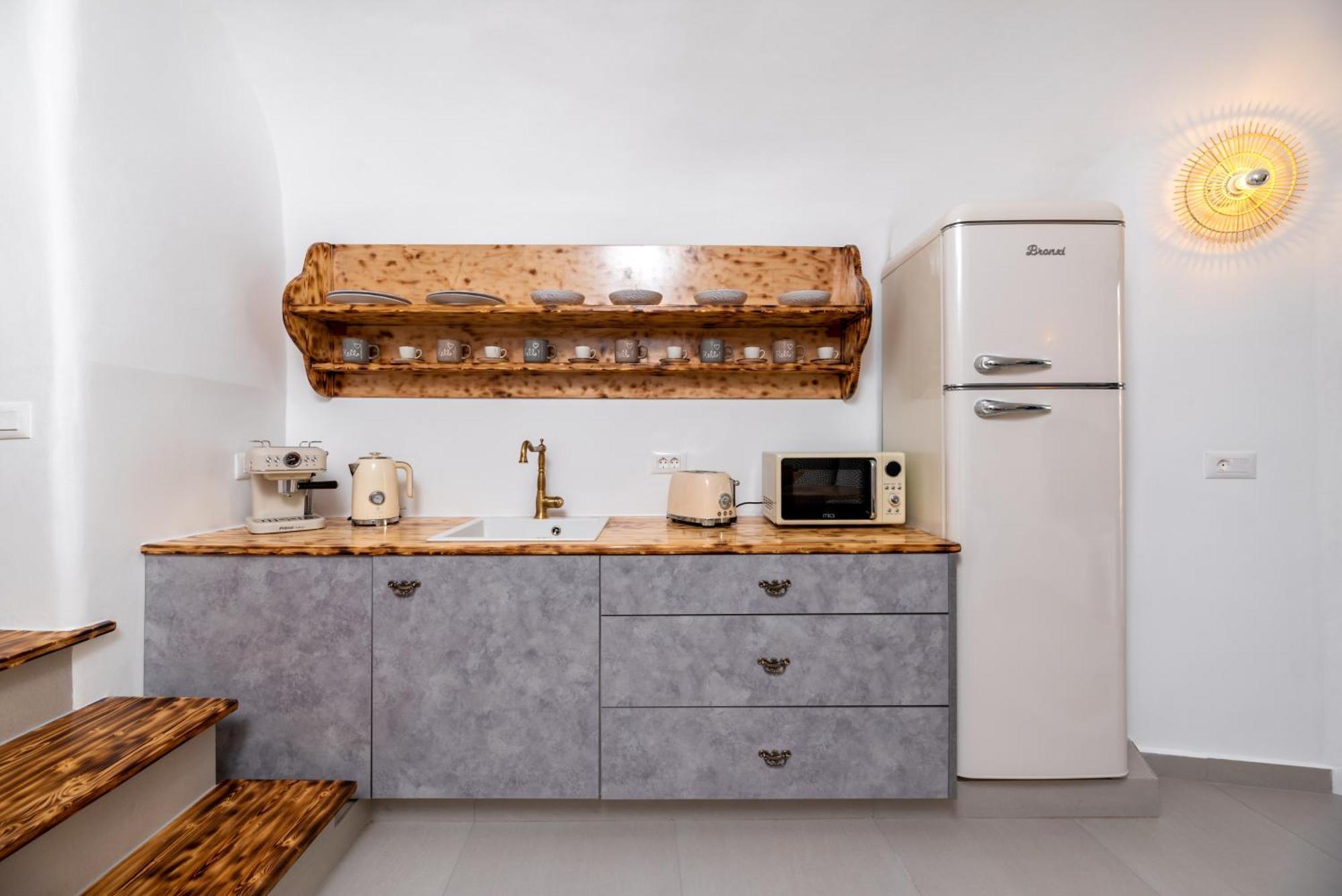 Deep Cave Suites Kontochori Fira  Esterno foto